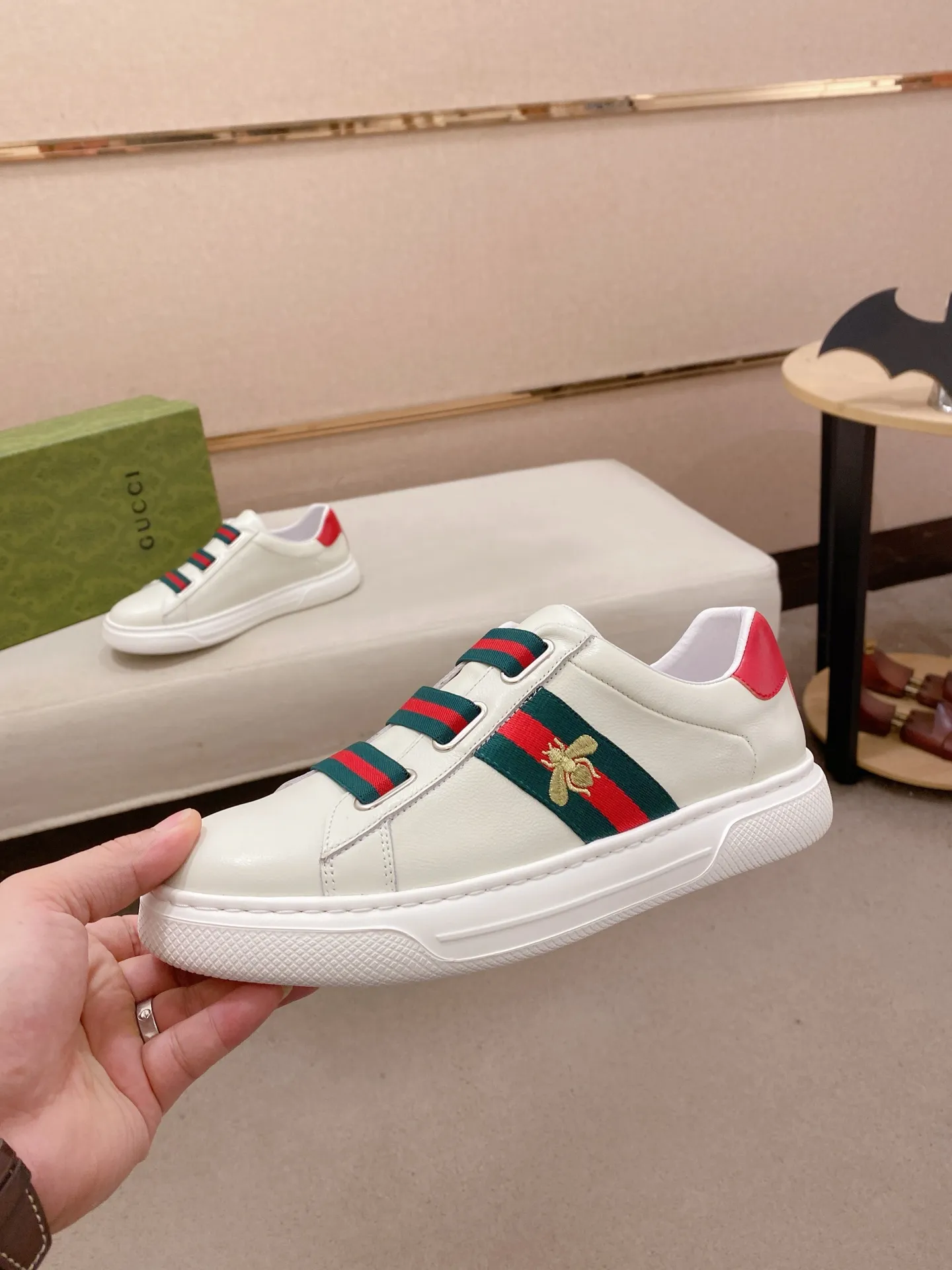 Men's shoes💰 480💰The new GUCCI (Gucci) counters are launched simultaneously. The new men's shoes, 😘fabrics are selected from imported cowhide, and the lining is sheepskin lining. 👍🏿 High-end ☄️ air-cushion molded anti-slip rubber outsole, exquisite lines, simple and elegant, comfortable and high-end for leisure travel. Code number: 38 to 44 (45 can be customized and cannot be returned or exchanged)